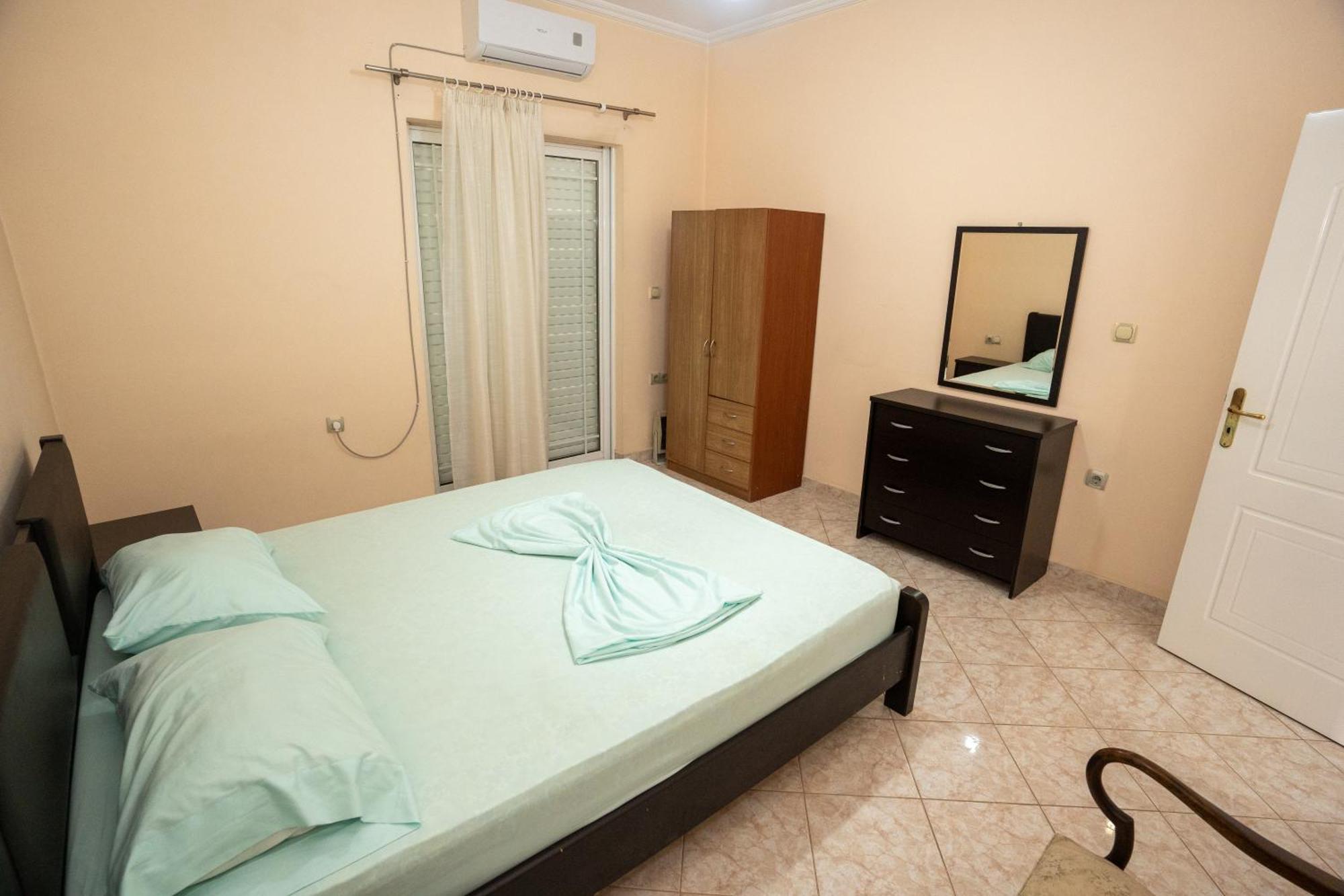 Connie'S Apartments Sarandë Esterno foto